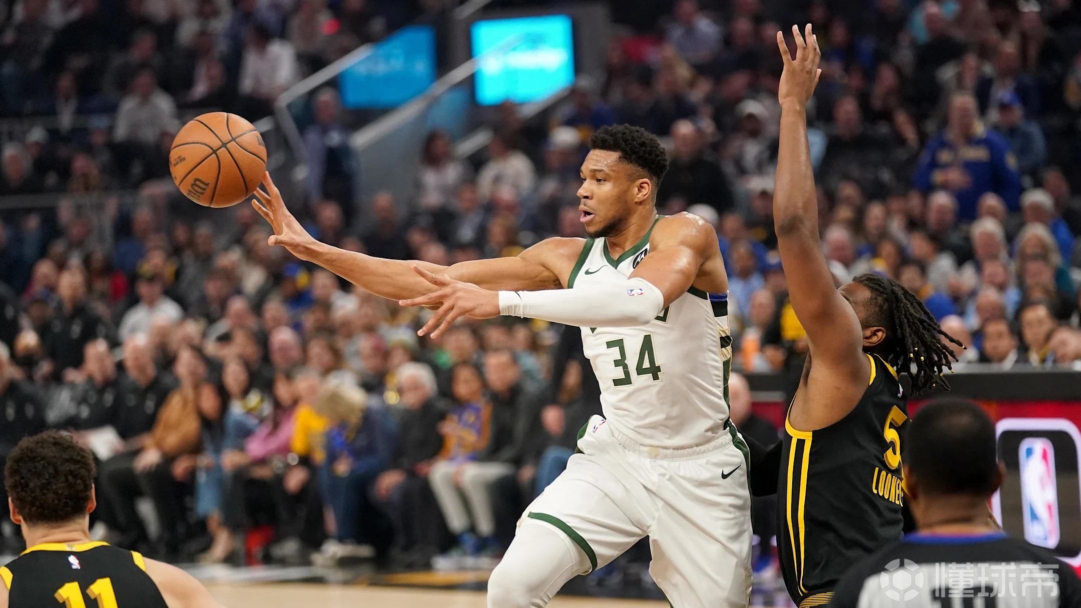 开云体育直播内容-字母哥重返赛场，重返赛场首场状态出色，热火观众沸腾！-开云体育直播内容