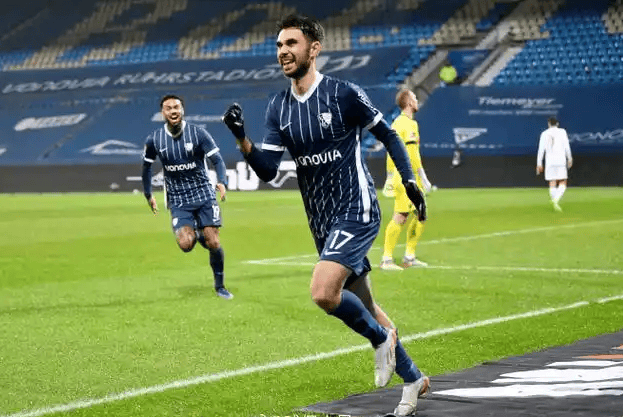 开云体育官网-太狠了！法兰克福围绕德国杯再遭质疑广州队清晨单刀错失，清晨斯图加特扳平良机-开云体育官网